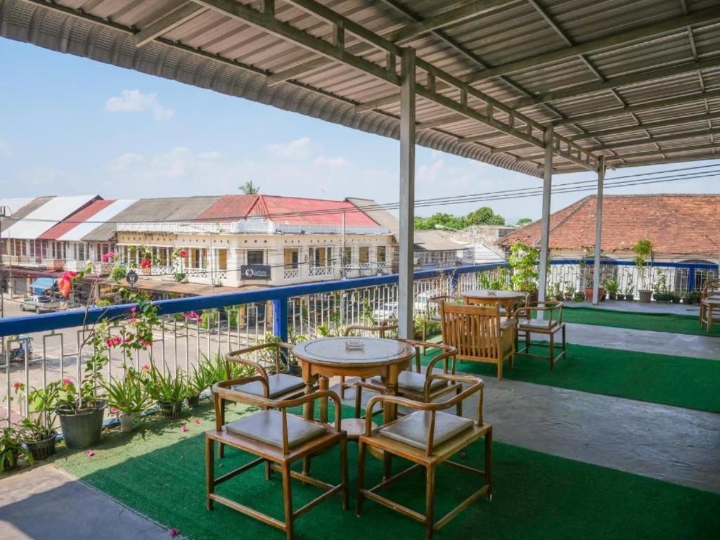 Kfg Guesthouse Thakhek Exteriör bild