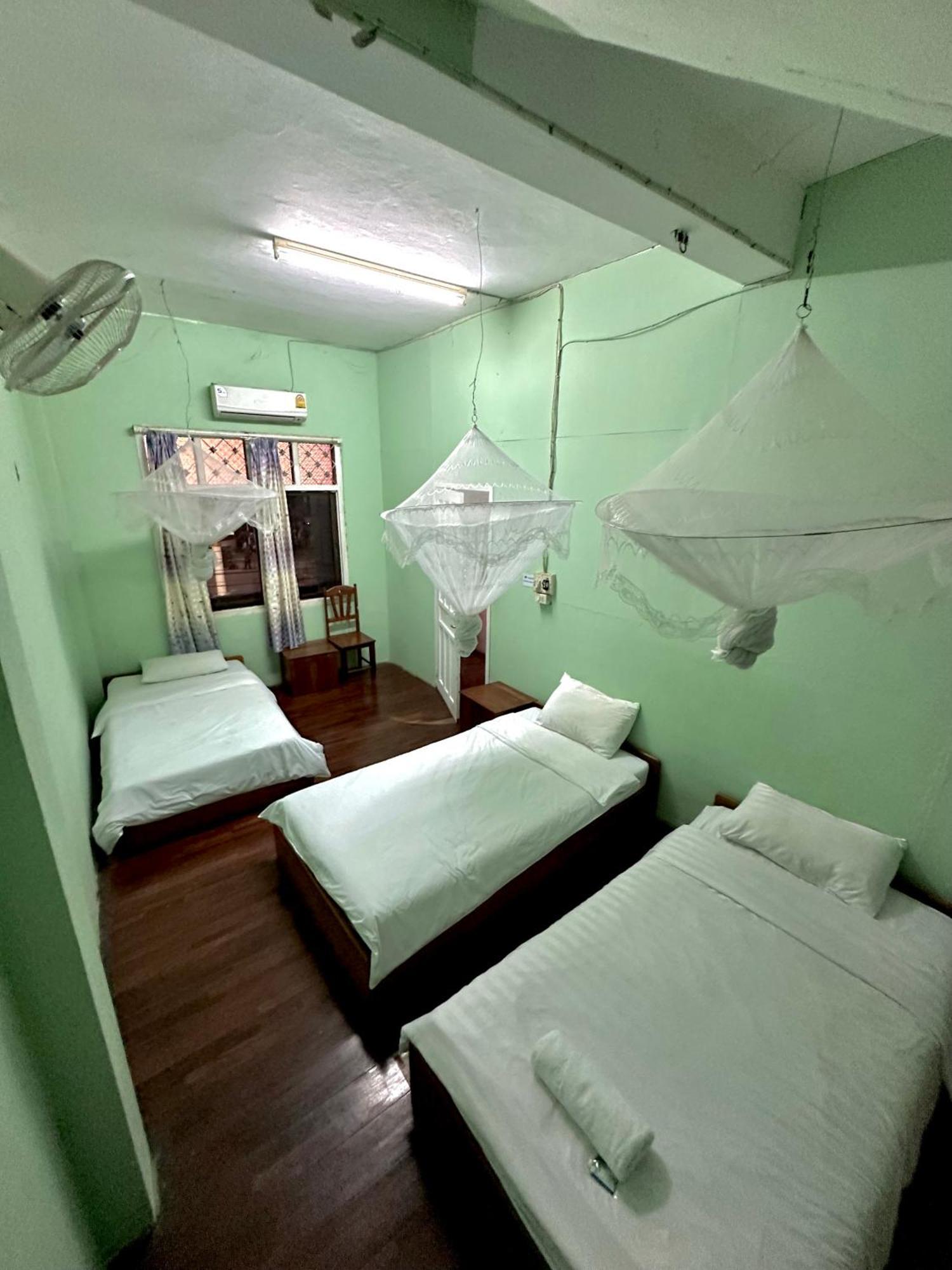 Kfg Guesthouse Thakhek Exteriör bild
