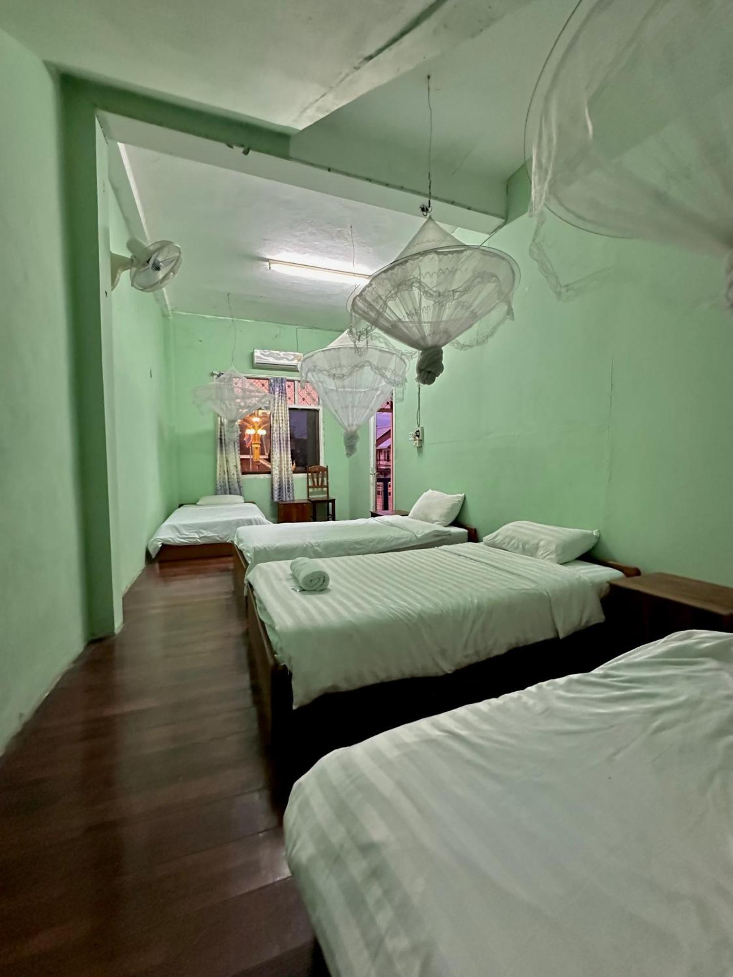 Kfg Guesthouse Thakhek Exteriör bild