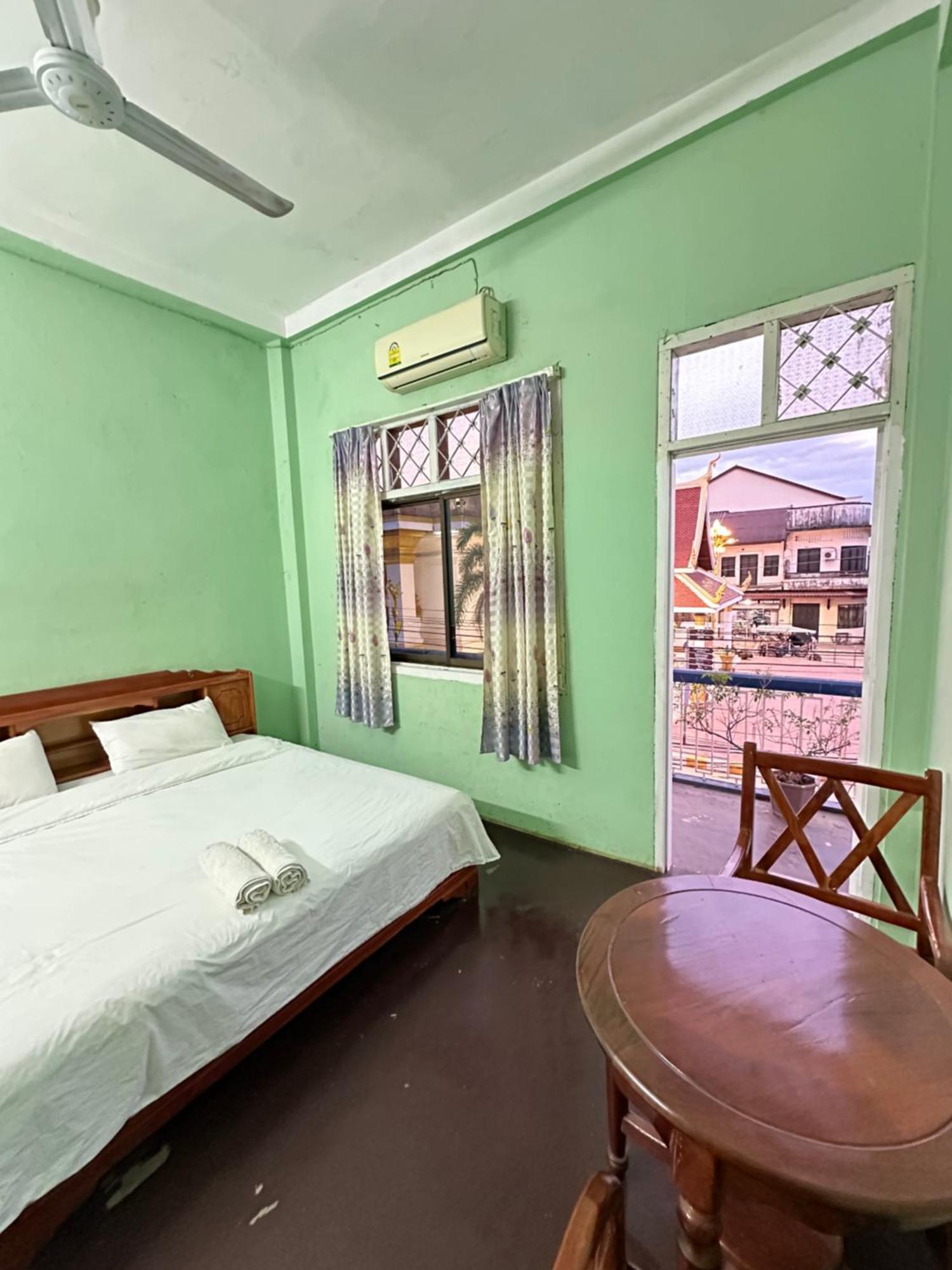 Kfg Guesthouse Thakhek Exteriör bild
