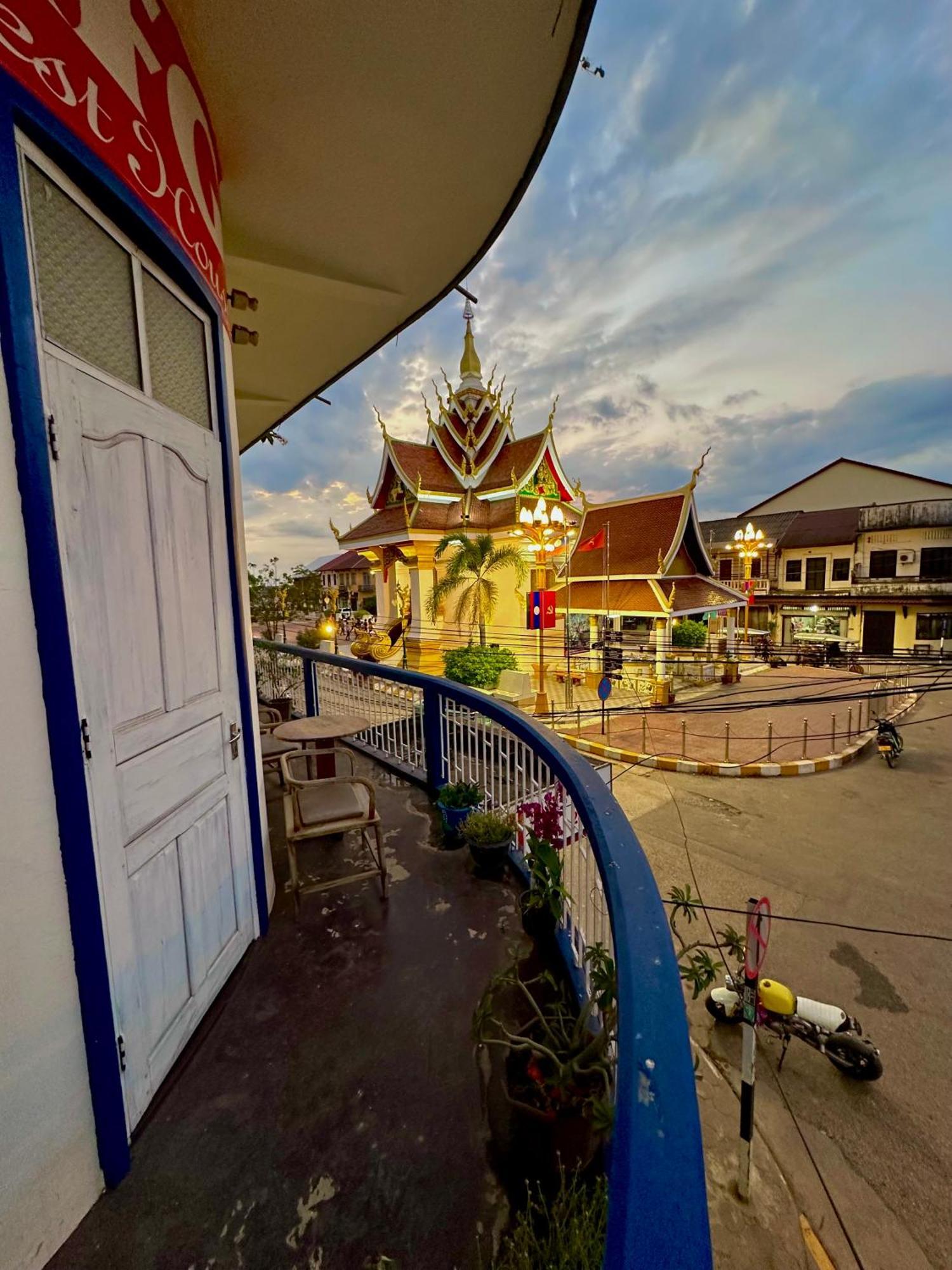 Kfg Guesthouse Thakhek Exteriör bild
