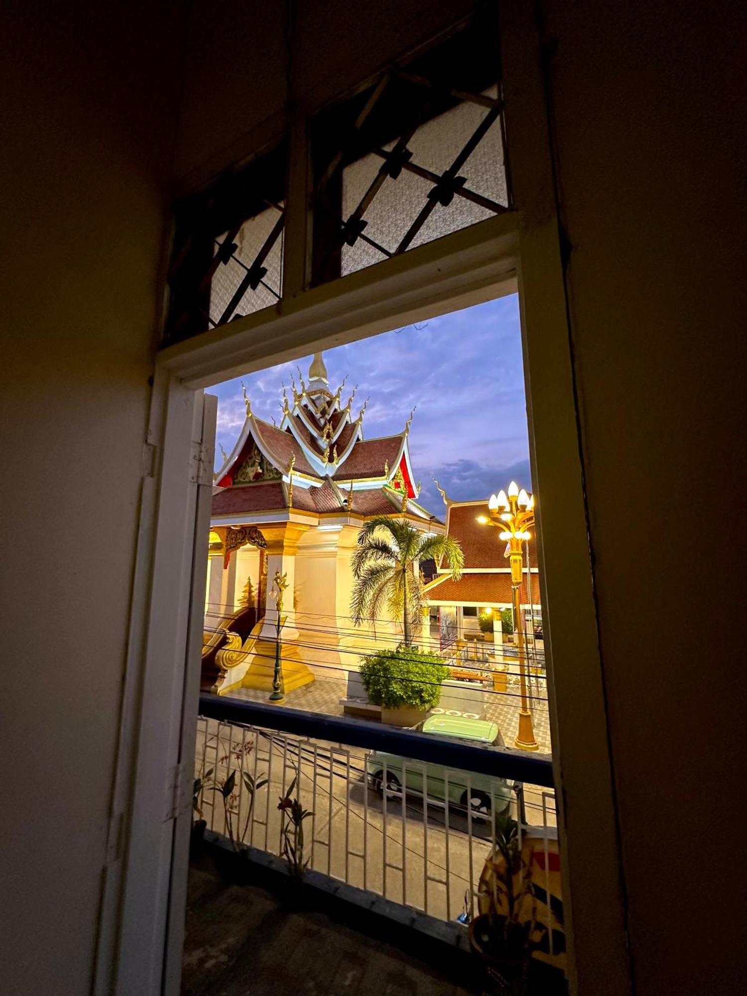 Kfg Guesthouse Thakhek Exteriör bild