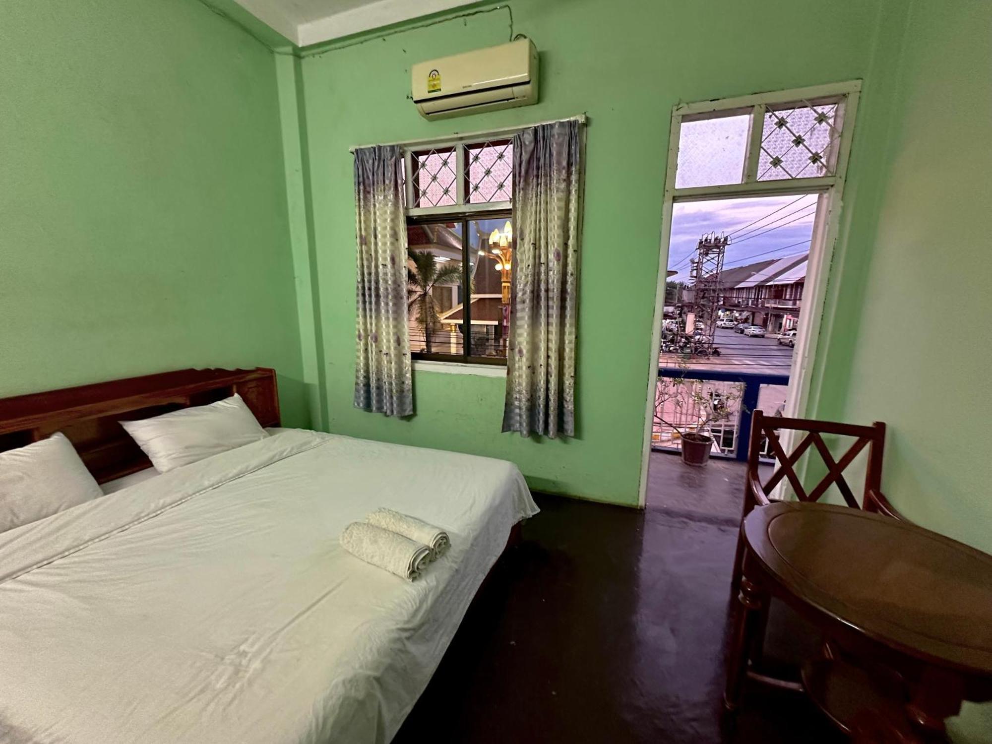 Kfg Guesthouse Thakhek Exteriör bild