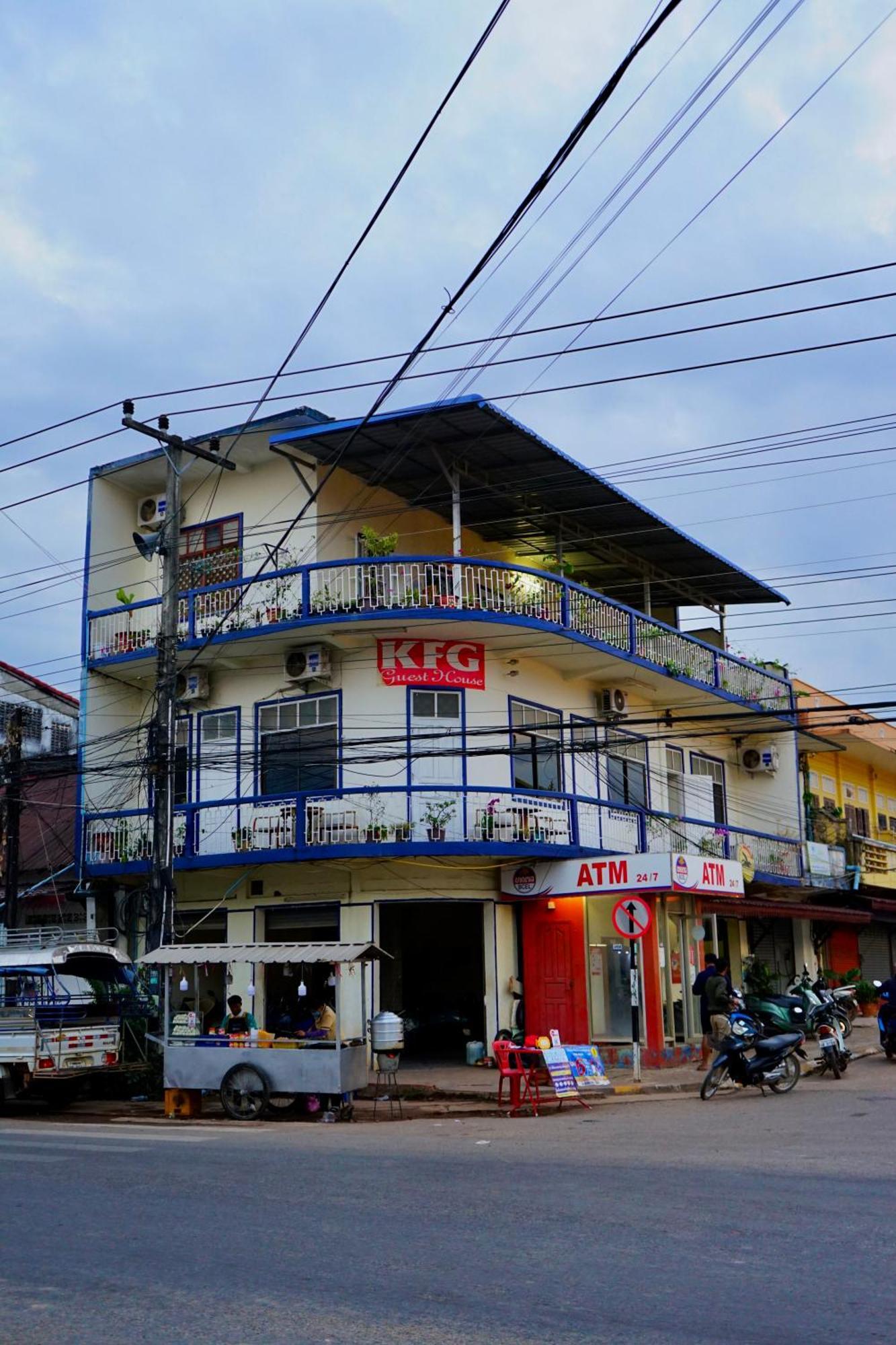 Kfg Guesthouse Thakhek Exteriör bild