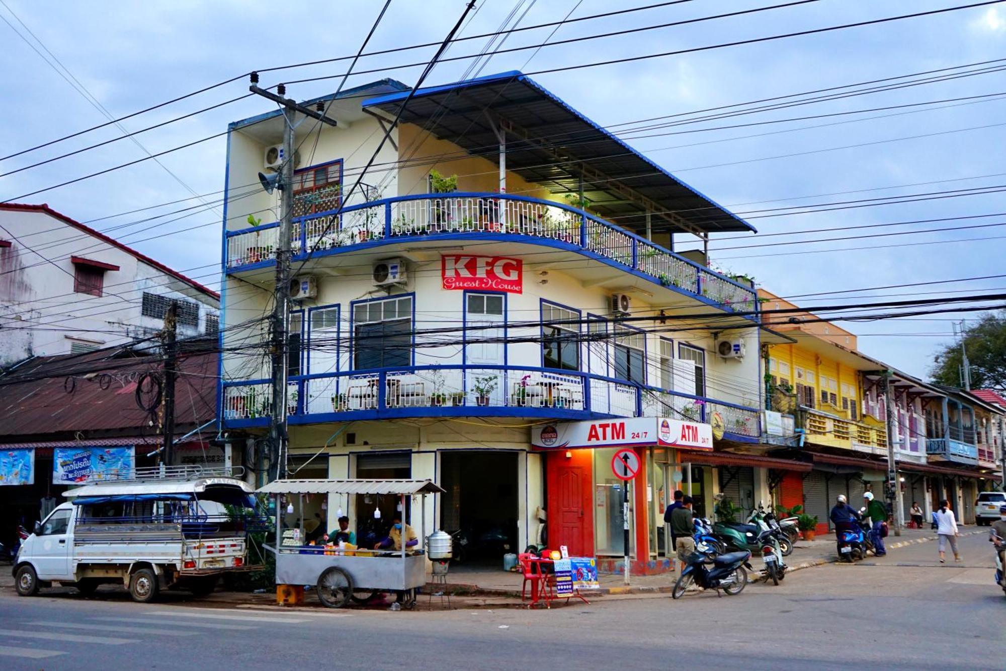 Kfg Guesthouse Thakhek Exteriör bild